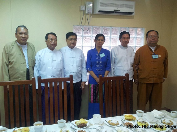 ငြိမ်းချမ်းရေးအတွက် ယုံကြည်မှုတည်ဆောက်ခြင်း ဆွေးနွေးပွဲတွင် ဓါတ်ပုံရိုက်ကြစဉ် ငြိမ်းချမ်းရေးအတွက် ယုံကြည်မှုတည်ဆောက်ခြင်း ဆွေးနွေးပွဲတွင် ဓါတ်ပုံရိုက်ကြစဉ်