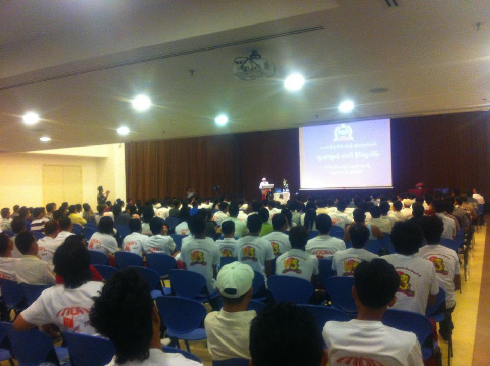 အခမ်းအနားကို မြင်တွေ့နေရပုံ(Mon Friendship Association Singapore) အခမ်းအနားကို မြင်တွေ့နေရပုံ(Mon Friendship Association Singapore)