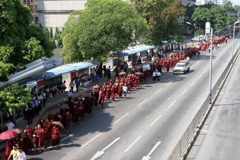 ရန်ကုန်မြို့၌ မေတ္တာပို့ ချီတက်ခဲ့စဉ် (ဓါတ်ပုံ အင်တာနက်)