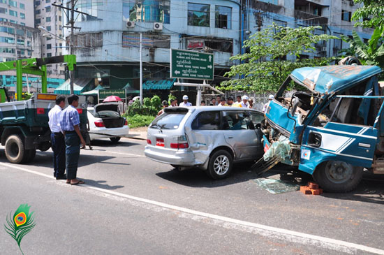 ရန်ကုန်မြို့ ရွှေဂုံတိုင် လမ်းဆုံအနီးတွင် ယာဉ်လေးစီးတိုက်မှု ဖြစ်ပွားခဲ့ရာ လူလေးဦး ဒဏ်ရာ အနည်းငယ်စီ ရရှိ (ဓာတ်ပုံ - ဘိုဘို၊ မဇ္စျိမ) ရန်ကုန်မြို့ ရွှေဂုံတိုင် လမ်းဆုံအနီးတွင် ယာဉ်လေးစီးတိုက်မှု ဖြစ်ပွားခဲ့ရာ လူလေးဦး ဒဏ်ရာ အနည်းငယ်စီ ရရှိ (ဓာတ်ပုံ - ဘိုဘို၊ မဇ္စျိမ)