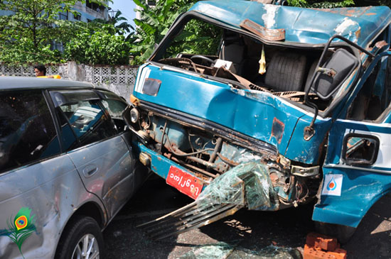 ရန်ကုန်မြို့ ရွှေဂုံတိုင် လမ်းဆုံအနီးတွင် ယာဉ်လေးစီးတိုက်မှု ဖြစ်ပွားခဲ့ရာ လူလေးဦး ဒဏ်ရာ အနည်းငယ်စီ ရရှိ (ဓာတ်ပုံ - ဘိုဘို၊ မဇ္စျိမ) ရန်ကုန်မြို့ ရွှေဂုံတိုင် လမ်းဆုံအနီးတွင် ယာဉ်လေးစီးတိုက်မှု ဖြစ်ပွားခဲ့ရာ လူလေးဦး ဒဏ်ရာ အနည်းငယ်စီ ရရှိ (ဓာတ်ပုံ - ဘိုဘို၊ မဇ္စျိမ)