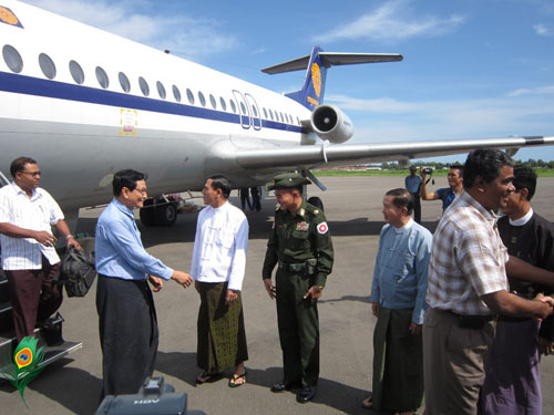 ၂၀၁၂ ခုနှစ် စက်တင်ဘာ ရ ရက်နေ့တွင် ပထမအကြိမ် ပဋိပက္ခ စုံစမ်းစစ်ဆေးရေးကော်မရှင် မြန်မာ့လေကြောင်းခရီးစဉ်ဖြင့် ရခိုင်ပြည်နယ် စစ်တွေမြို့သို့ ရောက်ရှိစဉ် (ဓါတ်ပုံ သိန်းလှိုင်/မဇ္စျိမ) ၂၀၁၂ ခုနှစ် စက်တင်ဘာ ရ ရက်နေ့တွင် ပထမအကြိမ် ပဋိပက္ခ စုံစမ်းစစ်ဆေးရေးကော်မရှင် မြန်မာ့လေကြောင်းခရီးစဉ်ဖြင့် ရခိုင်ပြည်နယ် စစ်တွေမြို့သို့ ရောက်ရှိစဉ် (ဓါတ်ပုံ သိန်းလှိုင်/မဇ္စျိမ)