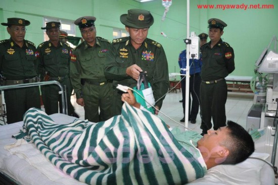 ဆေးရုံသို့ ရောက်ရှိ နေသော ရဲဘော် များအား ကာချုပ် အားပေး နေစဉ် (ဓါတ်ပုံ - မြဝတီ)