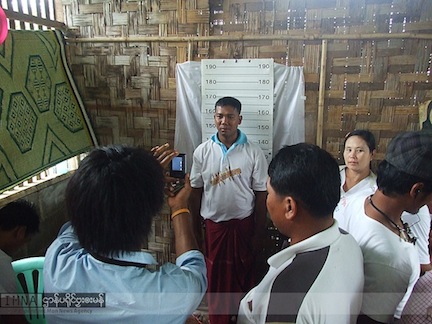 မွန်အမျိုးသား ကာဒ်ပြားဓါတ်ပုံရိုက်ပေးနေစဉ်။ မွန်အမျိုးသား ကာဒ်ပြားဓါတ်ပုံရိုက်ပေးနေစဉ်။