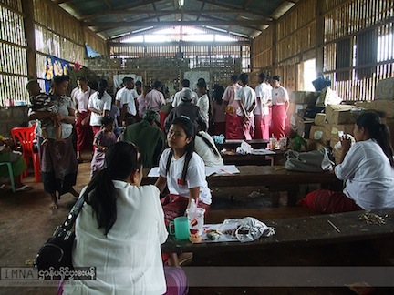 မွန်အမျိုးသား ကာဒ်ပြားပြုလုပ်ပေးနေစဉ်။ မွန်အမျိုးသား ကာဒ်ပြားပြုလုပ်ပေးနေစဉ်။