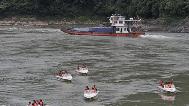 မဲခေါင်မြစ်အတွင်း နစ်မြုပ်သူများအား ကြိုးစားကယ်တင် နေစဉ် (ဓါတ်ပုံ-CNTV) မဲခေါင်မြစ်အတွင်း နစ်မြုပ်သူများအား ကြိုးစားကယ်တင် နေစဉ် (ဓါတ်ပုံ-CNTV)