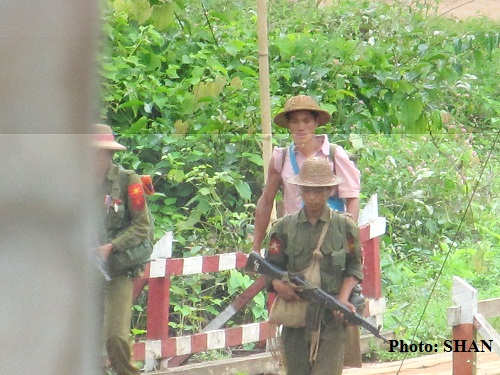 မြန်မာစစ်တပ်နှင့်အတူ လိုက်ပါရသော သျှမ်းပြည်အလယ်ပိုင်းမှ ဒေသခံရွာသားတဦး(ဓါတ်ပုံ-သျှမ်းသံတော်ဆင့်) မြန်မာစစ်တပ်နှင့်အတူ လိုက်ပါရသော သျှမ်းပြည်အလယ်ပိုင်းမှ ဒေသခံရွာသားတဦး(ဓါတ်ပုံ-သျှမ်းသံတော်ဆင့်)