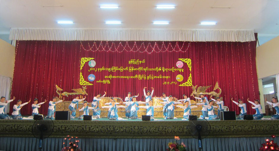 ၂၄ ယောက်မွန်ယိမ်းအကအလွတ်တန်းပြိုင်ပွဲအဖွဲ့တစ်ဖွဲ့ ပါဝင်ယှဉ်ပြိုင်နေစဉ်(Photo- မိကွန်းထော) ၂၄ ယောက်မွန်ယိမ်းအကအလွတ်တန်းပြိုင်ပွဲအဖွဲ့တစ်ဖွဲ့ ပါဝင်ယှဉ်ပြိုင်နေစဉ်(Photo- မိကွန်းထော)
