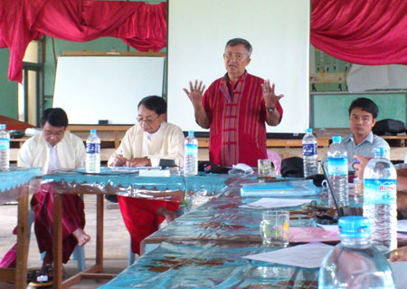 မကြာသေးမှီက ဆရာကြီးတူရယ် မကွယ်လွန်မှီ ပြည်တွင်းပြည်ပရှိ ကရင်နီစာပေနှင့်ပတ်သက်ပြီး အစည်းအဝေး တခုတွင်တွေ့ခဲ့ရစဉ် (ဓါတ်ပုံ-ကေတီ)