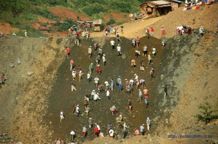 ဒေသခံများ၏ တပိုင်တနိုင်ကျောက်စိမ်းမှော် လုပ်ငန်း (ဓါတ်ပုံ အင်တာနက်)