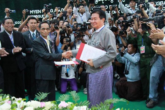 သဘော တူညီချက် (၇) ချက် ရရှိခဲ့သည့် မေလ မြစ်ကြီးနား ဆွေးနွေးပွဲမှ ဆရာ ဆွမ်လွတ်ဂမ်နှင့် ဦးအောင်မင်း (ဓါတ်ပုံ - Jade Land) သဘော တူညီချက် (၇) ချက် ရရှိခဲ့သည့် မေလ မြစ်ကြီးနား ဆွေးနွေးပွဲမှ ဆရာ ဆွမ်လွတ်ဂမ်နှင့် ဦးအောင်မင်း (ဓါတ်ပုံ - Jade Land)