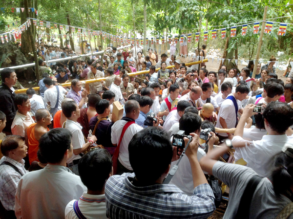 The crowds follow Khruba Bonchum passing the audience along the way