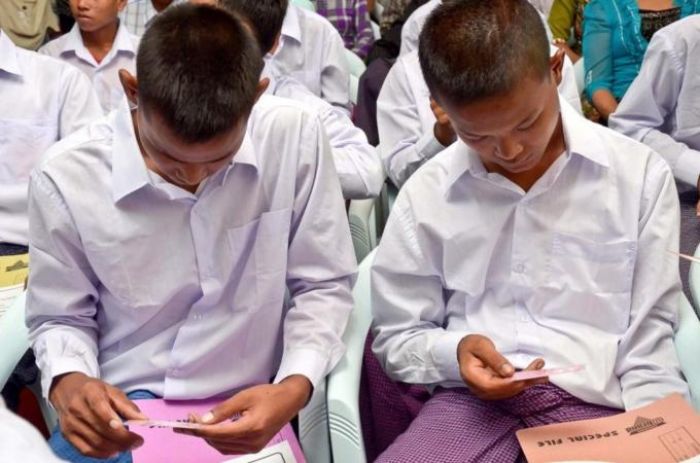 လွှတ်ပေး ခဲ့သည့် ကလေး စစ်သား များအား နိုင်ငံသား စီစစ်ရေး ကဒ်ပြား ထုတ်ပေး ခဲ့သည် ဓါတ်ပုံ (အယ်ဂျာဇီးရား) လွှတ်ပေး ခဲ့သည့် ကလေး စစ်သား များအား နိုင်ငံသား စီစစ်ရေး ကဒ်ပြား ထုတ်ပေး ခဲ့သည် ဓါတ်ပုံ (အယ်ဂျာဇီးရား)