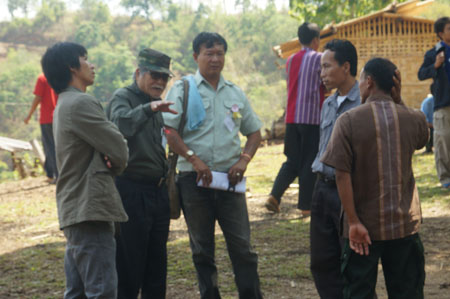 ကွန်ကရက်အတွင်းဆွေးနွေးအားကောင်းရန် အစည်းအဝေးအားလပ်ချိန်အတွင်း KNPP ပါတီဝင်အချို့နဲ့ဆွေး နွေးနေစဉ် (ဓါတ်ပုံ-ကေတီ) ကွန်ကရက်အတွင်းဆွေးနွေးအားကောင်းရန် အစည်းအဝေးအားလပ်ချိန်အတွင်း KNPP ပါတီဝင်အချို့နဲ့ဆွေး နွေးနေစဉ် (ဓါတ်ပုံ-ကေတီ)