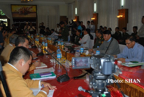 ယမန်နှစ်မေလ သျှမ်းပြည်ပြန်လည်ထူထောင်ရေးကောင်စီနှင့်အစိုးရကိုယ်စားလှယ်တို့ ကျိုင်းတုံ၌တွေ့ဆုံစဉ် ယမန်နှစ်မေလ သျှမ်းပြည်ပြန်လည်ထူထောင်ရေးကောင်စီနှင့်အစိုးရကိုယ်စားလှယ်တို့ ကျိုင်းတုံ၌တွေ့ဆုံစဉ်