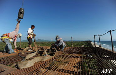 Construction laborers working on an elevated platform at a deep-sea port project in Mayingyi, part of the Dawei Special Economic Zone development. (AFP PHOTO) Construction laborers working on an elevated platform at a deep-sea port project in Mayingyi, part of the Dawei Special Economic Zone development. (AFP PHOTO)