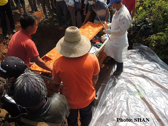 စိုင်းလိန်၏အလောင်းအား ပြန်ဖော်နေကြစဉ် (ဓါတ်ပုံ- သျှမ်းသံတော်ဆင့်) စိုင်းလိန်၏အလောင်းအား ပြန်ဖော်နေကြစဉ် (ဓါတ်ပုံ- သျှမ်းသံတော်ဆင့်)