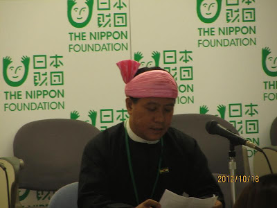 ပလောင်ပြည်နယ် လွတ်မြောက်ရေး တပ်ဦး၏ ဥက္ကဋ္ဌ ဗိုလ်မှူးကြီး တားအိုက်ဖုန်း အားတွေ့ရစဉ် ပလောင်ပြည်နယ် လွတ်မြောက်ရေး တပ်ဦး၏ ဥက္ကဋ္ဌ ဗိုလ်မှူးကြီး တားအိုက်ဖုန်း အားတွေ့ရစဉ်