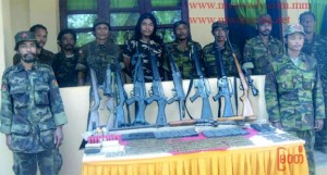 ဟံသာဝတီပြန်လည်ထူထောင်ရေးပါတီအဖွဲ့ဝင်အချို့ လက်နက်ချအလင်းဝင်ခဲ့ပုံ(မြဝတီ) ဟံသာဝတီပြန်လည်ထူထောင်ရေးပါတီအဖွဲ့ဝင်အချို့ လက်နက်ချအလင်းဝင်ခဲ့ပုံ(မြဝတီ)