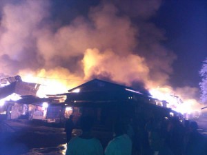 သံဖြူဇရပ်မြို့ ဈေးကြီးမီးလောင်ခဲ့စဉ် မြင်ကွင်း(ဗညားထောလေး) facebook သံဖြူဇရပ်မြို့ ဈေးကြီးမီးလောင်ခဲ့စဉ် မြင်ကွင်း(ဗညားထောလေး) facebook