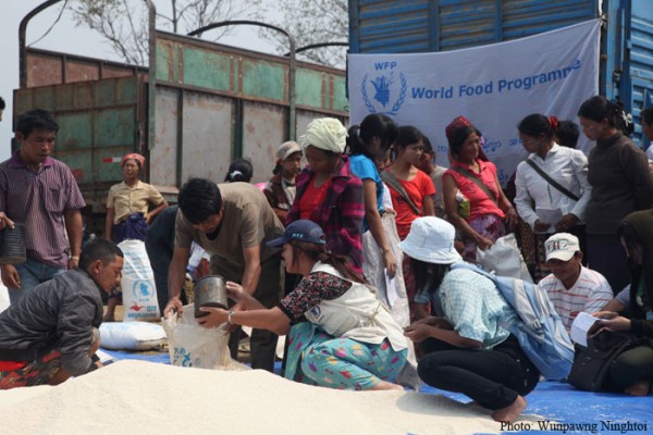 ယမန်နှစ်က UN မှ ဆန်များကို ယခုလို KIO မိုင်ဂျာယန် ဒုက္ခသည်စခန်းတခုတွင် ဝေငှပေးနေပုံ။ ယမန်နှစ်က UN မှ ဆန်များကို ယခုလို KIO မိုင်ဂျာယန် ဒုက္ခသည်စခန်းတခုတွင် ဝေငှပေးနေပုံ။