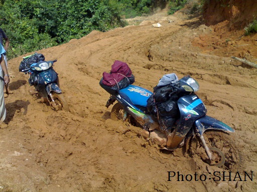 မိုးရွာပါက လမ်းများပျက်စီးကြသည်ကိုတွေ့ရစဉ် မိုးရွာပါက လမ်းများပျက်စီးကြသည်ကိုတွေ့ရစဉ်