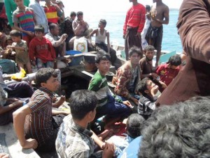 ဖူးကက်မြို့သို့ရောက်ရှိလာ ဘင်္ဂါလီလှေစီးဒုက္ခသည်များ(Internet) ဖူးကက်မြို့သို့ရောက်ရှိလာ ဘင်္ဂါလီလှေစီးဒုက္ခသည်များ(Internet)