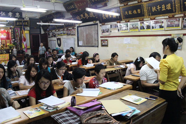 More and more young Burmese-Chinese go to Mandarin classes. Most of the classes are held in early morning or late at night. (Peng Qinqin/PHOTO) More and more young Burmese-Chinese go to Mandarin classes. Most of the classes are held in early morning or late at night. (Peng Qinqin/PHOTO)