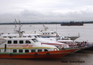 ထားဝယ်-မြိတ်-ကော့သောင်းခရီးစဉ်ကို ရပ်နားထားသည့် ရေယာဉ်များ ဆင်ဖြူပြင်ဆိပ်ကမ်းတွင် တွေ့ရပုံ ထားဝယ်-မြိတ်-ကော့သောင်းခရီးစဉ်ကို ရပ်နားထားသည့် ရေယာဉ်များ ဆင်ဖြူပြင်ဆိပ်ကမ်းတွင် တွေ့ရပုံ