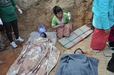 ဇန်နဝါရီ ၁၅၊ Pa Kahtawng ဒုက္ခသည်စခန်းတွင် တိုက်ပွဲဖြစ်ပွားချိန် ပုန်းခိုရန်ပြင်ဆင်ထားသည့် ကတုတ်ကျင်းမြေပြိုမှုကြောင့် ကလေး (၃) ဦးသေ။ ပုံ-Jinghpaw Kasa ဇန်နဝါရီ ၁၅၊ Pa Kahtawng ဒုက္ခသည်စခန်းတွင် တိုက်ပွဲဖြစ်ပွားချိန် ပုန်းခိုရန်ပြင်ဆင်ထားသည့် ကတုတ်ကျင်းမြေပြိုမှုကြောင့် ကလေး (၃) ဦးသေ။ ပုံ-Jinghpaw Kasa