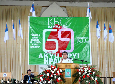 ဇွန် ၁၁၊ ၂၀၁၂ KBC အတွင်းရေးမှူး Rev. Dr. Hkalam Sam Sun မှ နှစ်ခြင်းလူငယ်များရဲ့ ကချင်စစ်ပွဲ ၁ နှစ်ပြည့် အခန်းအနားသို့ တက်ရောက် စကားပြောနေစဉ်။ ဇွန် ၁၁၊ ၂၀၁၂ KBC အတွင်းရေးမှူး Rev. Dr. Hkalam Sam Sun မှ နှစ်ခြင်းလူငယ်များရဲ့ ကချင်စစ်ပွဲ ၁ နှစ်ပြည့် အခန်းအနားသို့ တက်ရောက် စကားပြောနေစဉ်။