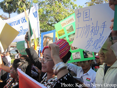 ဇန်နဝါရီ ၂၅ ထိုင်းနိုင်ငံ ချင်းမိုင် တရုတ်ကောင်စစ်ဝန်ရုံးရှေ့မှာ ဆန္ဓပြနေတဲ့ ထိုင်းနိုင်ငံကချင်လူမျိုးများ။ ပုံ-ကချင်သတင်းဌာန ဇန်နဝါရီ ၂၅ ထိုင်းနိုင်ငံ ချင်းမိုင် တရုတ်ကောင်စစ်ဝန်ရုံးရှေ့မှာ ဆန္ဓပြနေတဲ့ ထိုင်းနိုင်ငံကချင်လူမျိုးများ။ ပုံ-ကချင်သတင်းဌာန