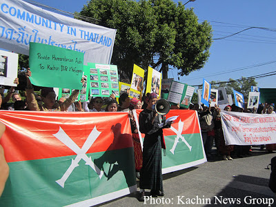 ဇန်နဝါရီ ၂၅ ထိုင်းနိုင်ငံ ချင်းမိုင် အမေရိကန်ကောင်စစ်ဝန်ရုံးရှေ့မှာ ဆန္ဓပြနေတဲ့ ထိုင်းနိုင်ငံကချင်လူမျိုးများ။ ပုံ-ကချင်သတင်းဌာန ဇန်နဝါရီ ၂၅ ထိုင်းနိုင်ငံ ချင်းမိုင် အမေရိကန်ကောင်စစ်ဝန်ရုံးရှေ့မှာ ဆန္ဓပြနေတဲ့ ထိုင်းနိုင်ငံကချင်လူမျိုးများ။ ပုံ-ကချင်သတင်းဌာန