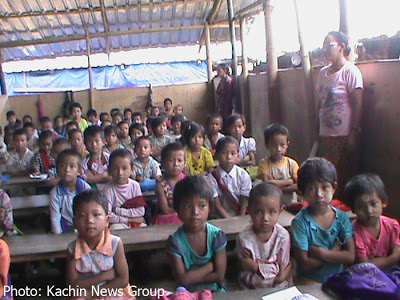 တရုတ်နယ်စပ် စစ်ပြေးစခန်းတခုမှ ကချင်ဒုက္ခသည်များ။ တရုတ်နယ်စပ် စစ်ပြေးစခန်းတခုမှ ကချင်ဒုက္ခသည်များ။