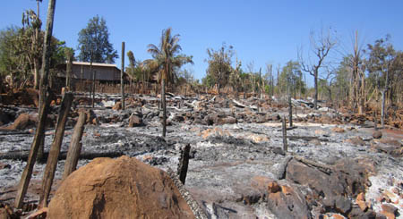 ဒေါဆူဖျရွာ မီးလောင်ထားသော တနေရာ (ဓါတ်ပုံ-ကန္တာရဝတီတိုင်း(မ်))