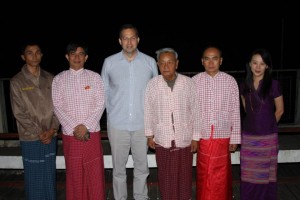 အမေရိကန်သံအမတ်နှင့် မွန်နိုင်ငံရေးခေါင်းဆောင်များအမှတ်တရဓါတ်ပုံ(Facebook)