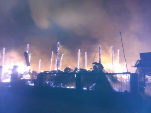 သံဖြူဇရပ်မြို့မဈေး မီးလောင်နေဆဲပုံ (ဗညားထောလေး-Facebook) သံဖြူဇရပ်မြို့မဈေး မီးလောင်နေဆဲပုံ (ဗညားထောလေး-Facebook)