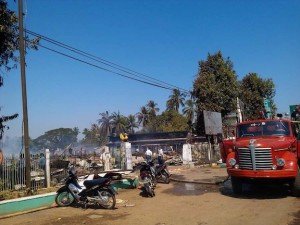 သံဖြူဇရပ်မြို့မဈေး မီးလောင်ပြီးယနေ့နံနက်ပိုင်းတွင်တွေ့ရပုံ(ဗညားထောလေး-Facebook) သံဖြူဇရပ်မြို့မဈေး မီးလောင်ပြီးယနေ့နံနက်ပိုင်းတွင်တွေ့ရပုံ(ဗညားထောလေး-Facebook)