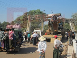 ယာဉ်ကြောပိတ်ဆို့ခဲ့စဉ် စောင့်ဆိုင်းနေသည့် ခရီးသည်များမြင်းကွင်း ယာဉ်ကြောပိတ်ဆို့ခဲ့စဉ် စောင့်ဆိုင်းနေသည့် ခရီးသည်များမြင်းကွင်း