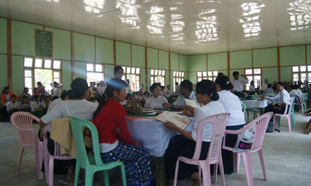 နေ့စားလပေး ဝန်ထမ်းလျှောက်ထားသူများ လွိုင်ကော် အ.ထ.က ၁ ကျောင်း၌ နုတ်မေးနုတ်ဖြေ စစ်ဆေးမေးမြန်းနေကြစဉ် (ဓါတ်ပုံ-ကေတီ) နေ့စားလပေး ဝန်ထမ်းလျှောက်ထားသူများ လွိုင်ကော် အ.ထ.က ၁ ကျောင်း၌ နုတ်မေးနုတ်ဖြေ စစ်ဆေးမေးမြန်းနေကြစဉ် (ဓါတ်ပုံ-ကေတီ)