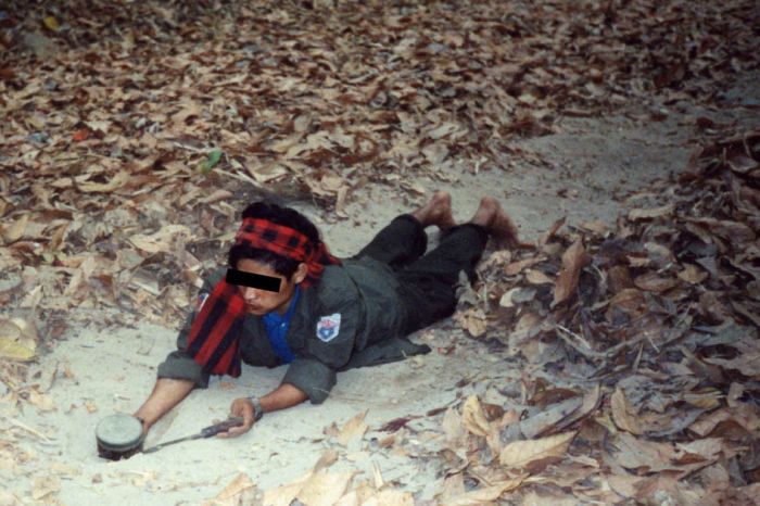 မြေမြုပ်မိုင်း ရှင်းလင်း နေသည့် KNU တပ်ဖွဲ့ဝင် တစ်ဦးအား တွေ့ရစဉ် မြေမြုပ်မိုင်း ရှင်းလင်း နေသည့် KNU တပ်ဖွဲ့ဝင် တစ်ဦးအား တွေ့ရစဉ် (ဓါတ်ပုံ - KHRG) မြေမြုပ်မိုင်း ရှင်းလင်း နေသည့် KNU တပ်ဖွဲ့ဝင် တစ်ဦးအား တွေ့ရစဉ် မြေမြုပ်မိုင်း ရှင်းလင်း နေသည့် KNU တပ်ဖွဲ့ဝင် တစ်ဦးအား တွေ့ရစဉ် (ဓါတ်ပုံ - KHRG)