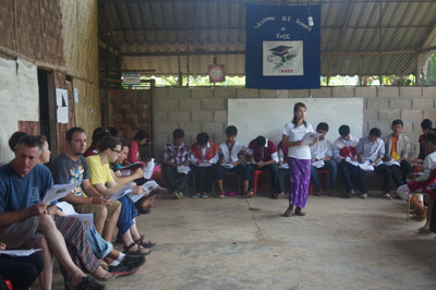 KnCC တာဝန်ခံ မှလည်း ကျောင်းသားများ နှီးနှော ဖလှယ်မှုကို ဦးစီးဦးဆောင်ပြုနေစဉ် (ဓါတ်ပုံ-ကေတီ) KnCC တာဝန်ခံ မှလည်း ကျောင်းသားများ နှီးနှော ဖလှယ်မှုကို ဦးစီးဦးဆောင်ပြုနေစဉ် (ဓါတ်ပုံ-ကေတီ)