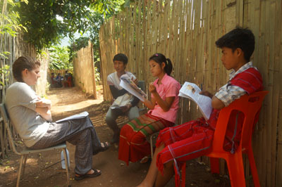 ကရင်နီကျောင်းသား များနှင့် အမေရိကန် ကျောင်းသားများ အုပ်စုဖွဲ့ပြီး နှီးနှော ဖလှယ်ကြစဉ် (ဓါတ်ပုံ-ကေတီ) ကရင်နီကျောင်းသား များနှင့် အမေရိကန် ကျောင်းသားများ အုပ်စုဖွဲ့ပြီး နှီးနှော ဖလှယ်ကြစဉ် (ဓါတ်ပုံ-ကေတီ)