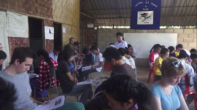 KnCC တာဝန်ခံ မှလည်း ကျောင်းသားများ နှီးနှော ဖလှယ်မှုကို ဦးစီးဦးဆောင်ပြုနေစဉ် (ဓါတ်ပုံ-ကေတီ) KnCC တာဝန်ခံ မှလည်း ကျောင်းသားများ နှီးနှော ဖလှယ်မှုကို ဦးစီးဦးဆောင်ပြုနေစဉ် (ဓါတ်ပုံ-ကေတီ)