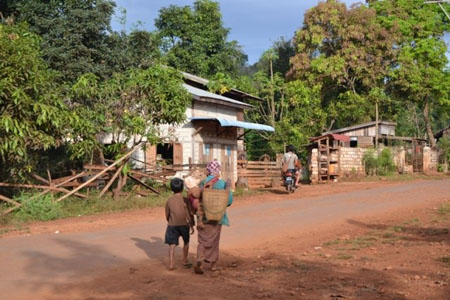 တောင်ယာမှ ပြန်လာသော မာခရော်ရှေ့ မိသားစု တစု (ဓါတ်ပုံ-ကေတီ) တောင်ယာမှ ပြန်လာသော မာခရော်ရှေ့ မိသားစု တစု (ဓါတ်ပုံ-ကေတီ)