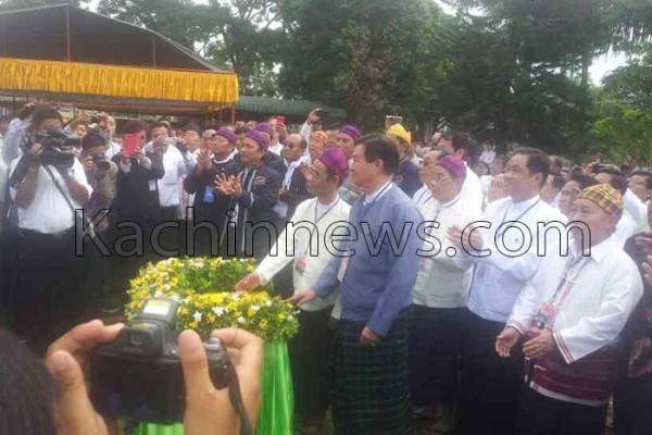 KIO ကိုယ်စားလှယ်ခေါင်းဆောင် ဦးဆွမ်လွတ်ဂမ် (ဘယ်) နဲ့ အစိုးရဘက်မှ ပြည်ထောင်စုငြိမ်းချမ်းရေး လုပ်ငန်းဖော်ဆောင်ရေး လုပ်ငန်းကော်မတီ ဒုဥက္ကဌ ဦးအောင်မင်း KIO ကိုယ်စားလှယ်ခေါင်းဆောင် ဦးဆွမ်လွတ်ဂမ် (ဘယ်) နဲ့ အစိုးရဘက်မှ ပြည်ထောင်စုငြိမ်းချမ်းရေး လုပ်ငန်းဖော်ဆောင်ရေး လုပ်ငန်းကော်မတီ ဒုဥက္ကဌ ဦးအောင်မင်း