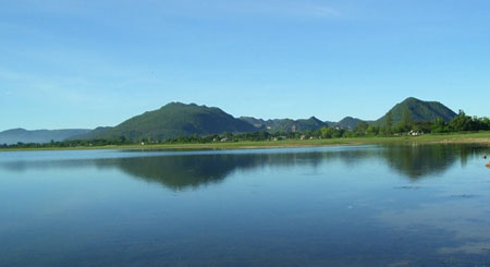 ငွေတောင်ဆည်နှင့် ရွှေတောင် ငွေတောင် ပတ္တမြားတောင် အလှ (ဓါတ်ပုံ-ကေတီ) ငွေတောင်ဆည်နှင့် ရွှေတောင် ငွေတောင် ပတ္တမြားတောင် အလှ (ဓါတ်ပုံ-ကေတီ)