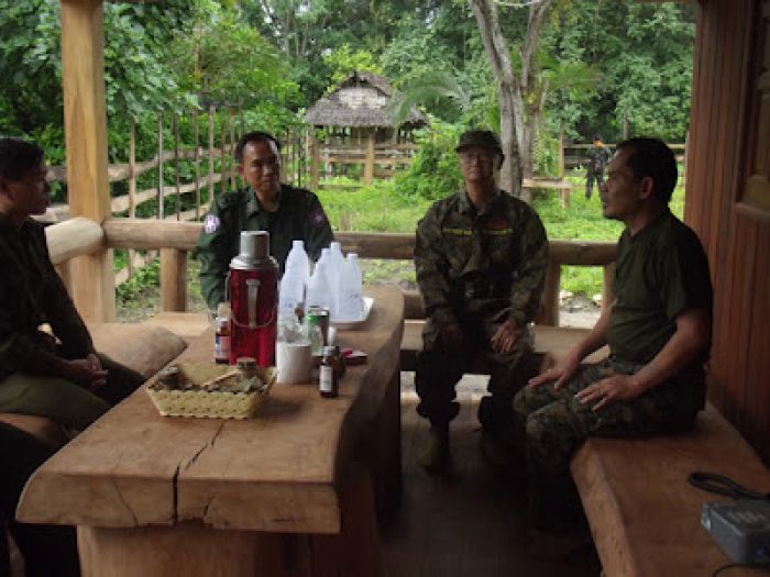 DKBA ခေါင်းဆောင်သည် အစိုးရ ကို်ယ်စားလှယ်နှင့်အတူ (ဓါတ်ပုံ - DKBA) DKBA ခေါင်းဆောင်သည် အစိုးရ ကို်ယ်စားလှယ်နှင့်အတူ (ဓါတ်ပုံ - DKBA)