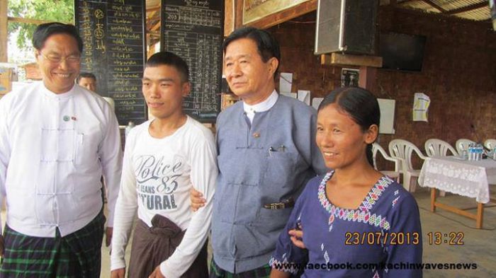 လုပ်ငန်း အထောက်အကူပြုအဖွဲ့ရုံး စဖွင့်သည့် နေ့၌ ဦးဘရန်ရှောင်အား လွှတ်ပေး ခဲ့သည် လုပ်ငန်း အထောက်အကူပြုအဖွဲ့ရုံး စဖွင့်သည့် နေ့၌ ဦးဘရန်ရှောင်အား လွှတ်ပေး ခဲ့သည် (ဓါတ်ပုံ - Kachin Waves News) လုပ်ငန်း အထောက်အကူပြုအဖွဲ့ရုံး စဖွင့်သည့် နေ့၌ ဦးဘရန်ရှောင်အား လွှတ်ပေး ခဲ့သည် လုပ်ငန်း အထောက်အကူပြုအဖွဲ့ရုံး စဖွင့်သည့် နေ့၌ ဦးဘရန်ရှောင်အား လွှတ်ပေး ခဲ့သည် (ဓါတ်ပုံ - Kachin Waves News)