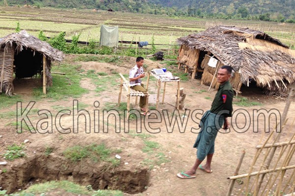 မန္တလေး-မြစ်ကြီးနားရထားလမ်းရှိ မြန်မာအစိုးရ တပ်စခန်းတခုမြင်ကွင်း။ မန္တလေး-မြစ်ကြီးနားရထားလမ်းရှိ မြန်မာအစိုးရ တပ်စခန်းတခုမြင်ကွင်း။